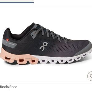 On cloudflow running shoes